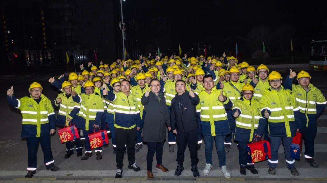 温暖的悬想｜豪门国际官网锂业高管团队新年赴基地慰问一线员工