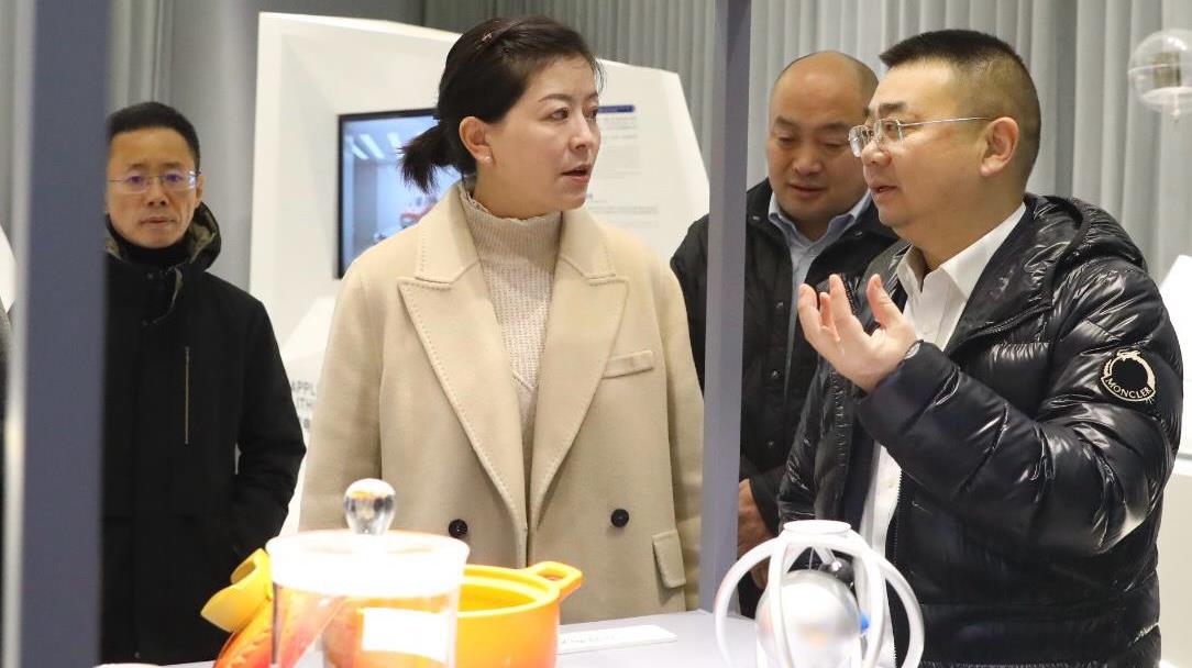 雅江县委副书记、县当局县长钟色一行到访豪门国际官网锂业座谈互换
